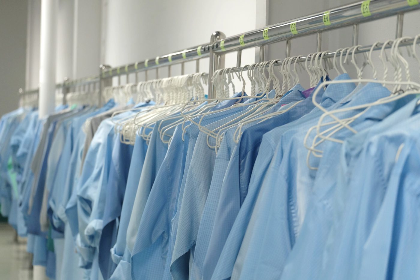 Reinraumkleidung auf Bügeln in der Wäscherei